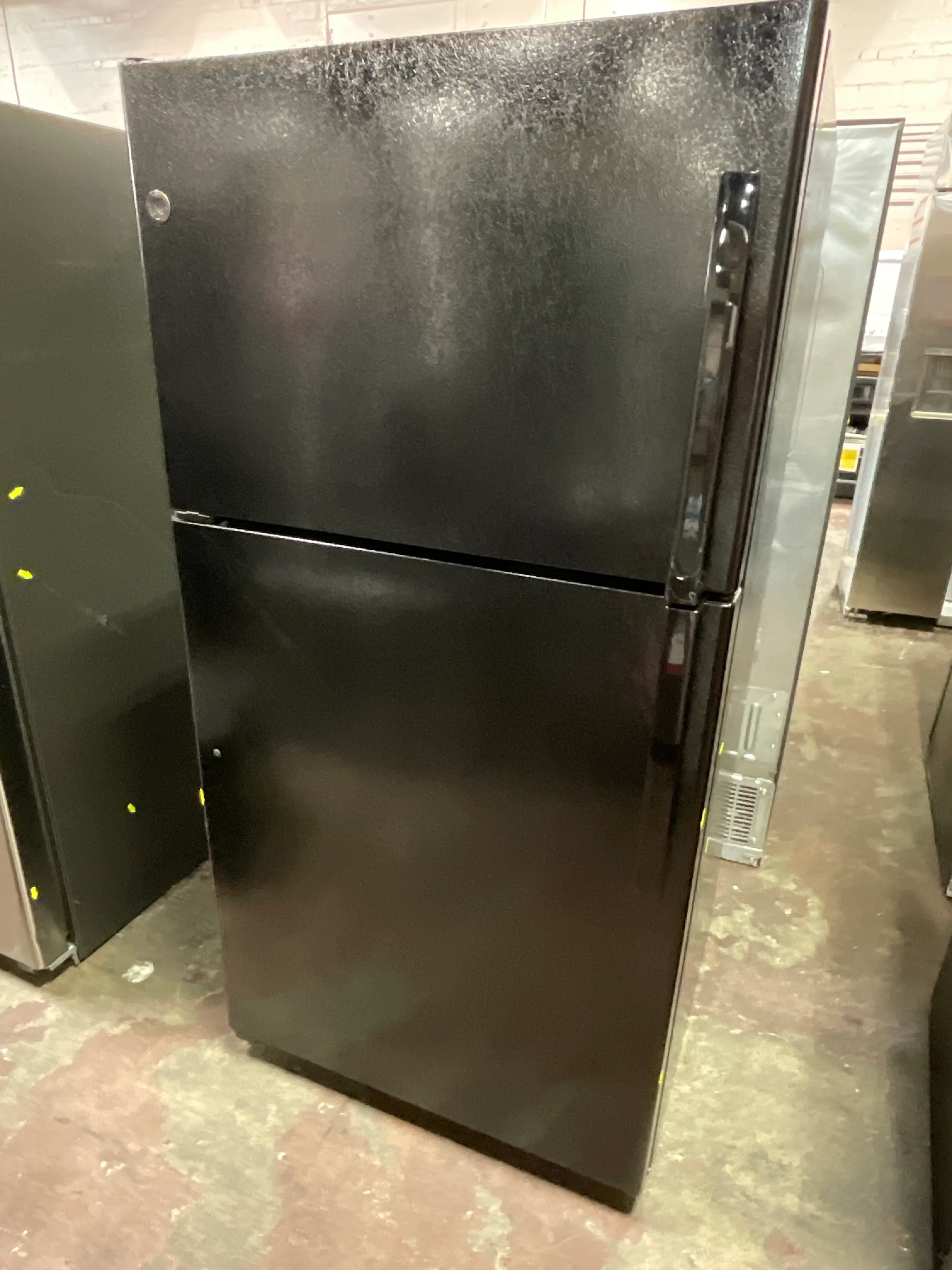 GE GE® ENERGY STAR® 21.9 Cu. Ft. Top-Freezer Refrigerator - Image 6