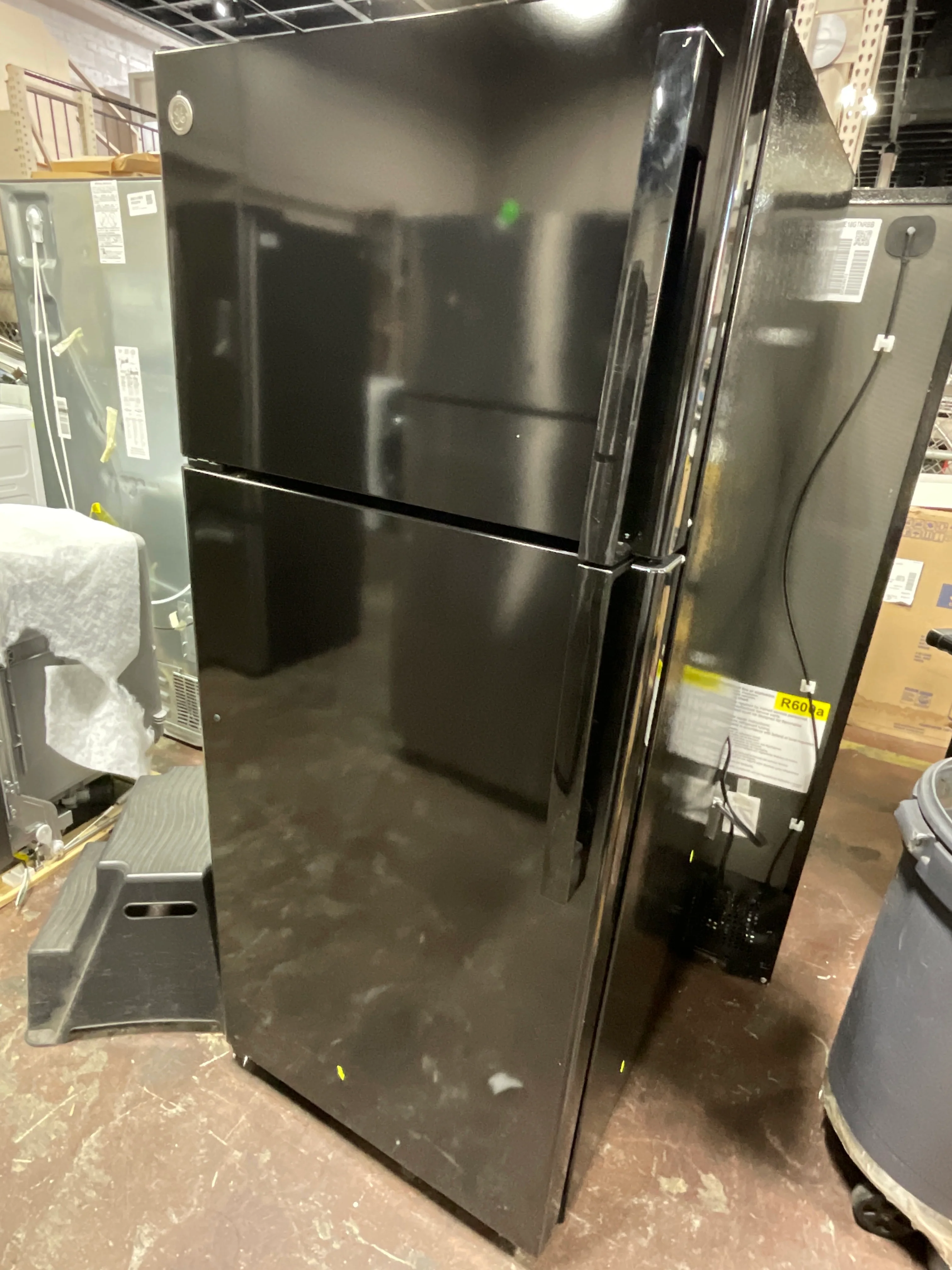 GE® 17.5 Cu. Ft. Top-Freezer Refrigerator - Image 7