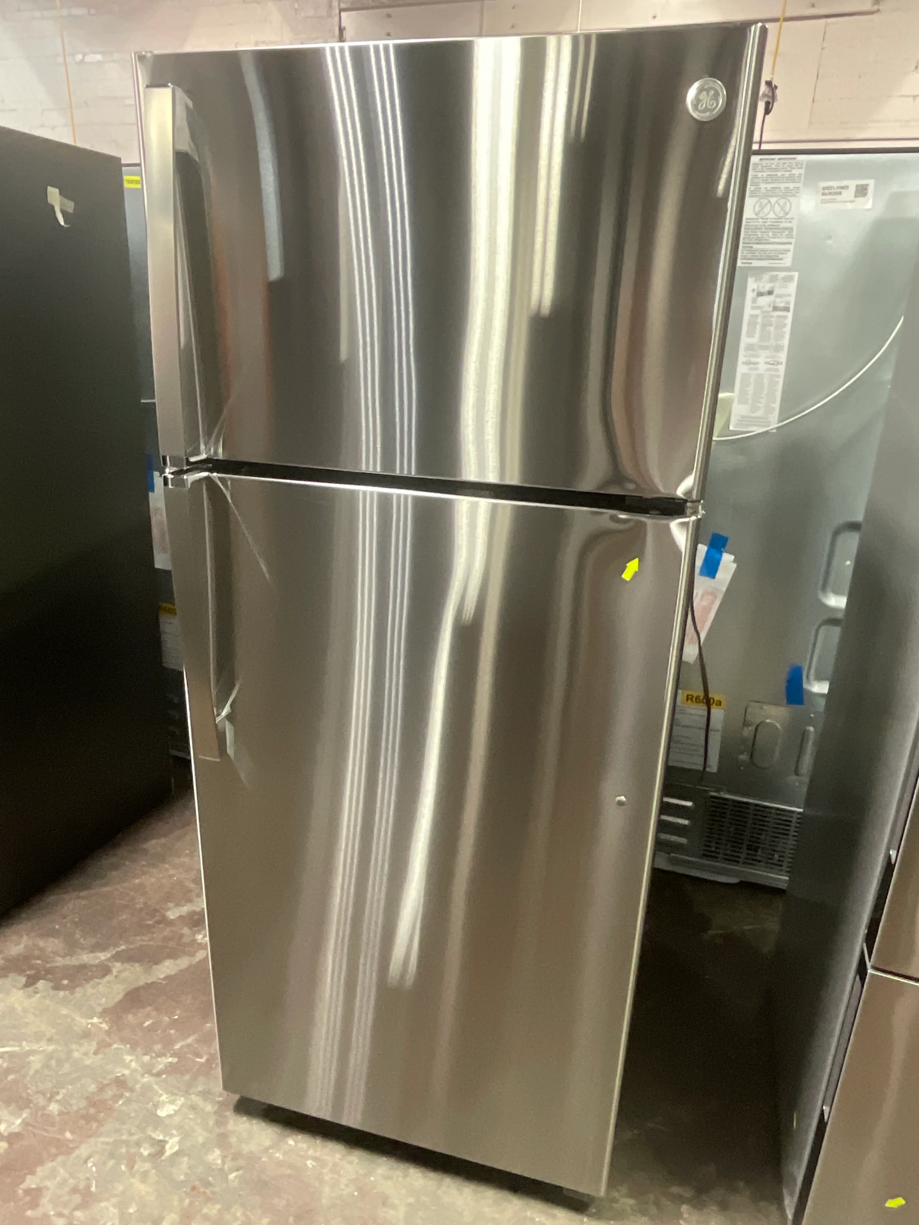 GE® 17.5 Cu. Ft. Top-Freezer Refrigerator - Image 14