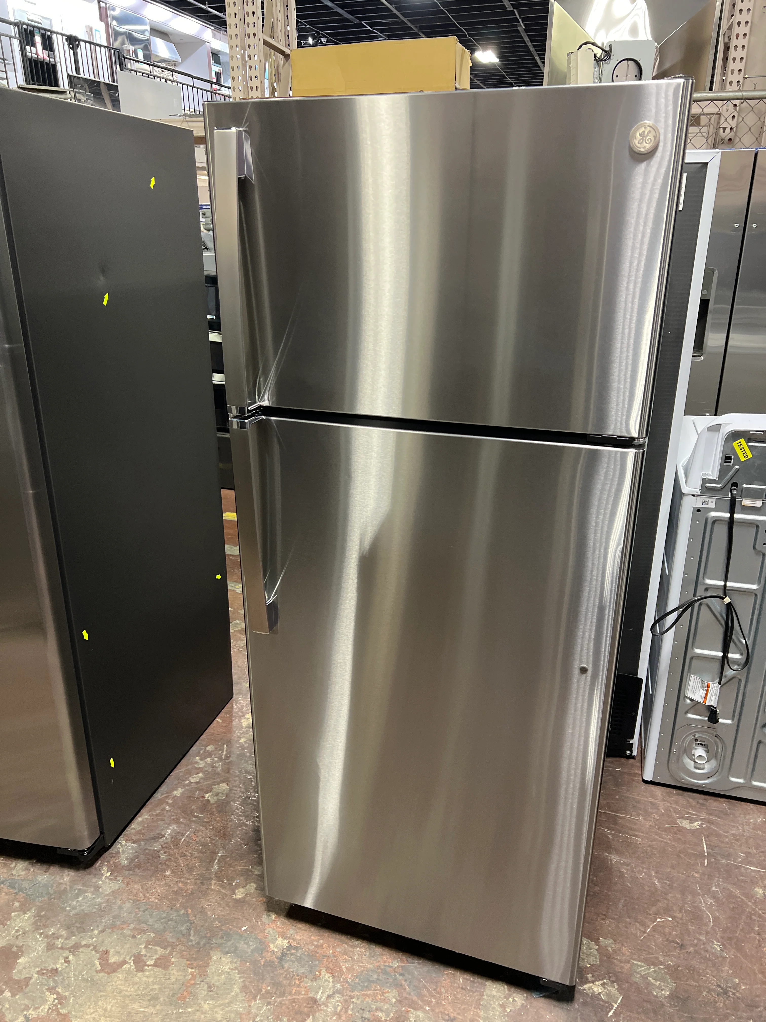 GE® 17.5 Cu. Ft. Top-Freezer Refrigerator - Image 16