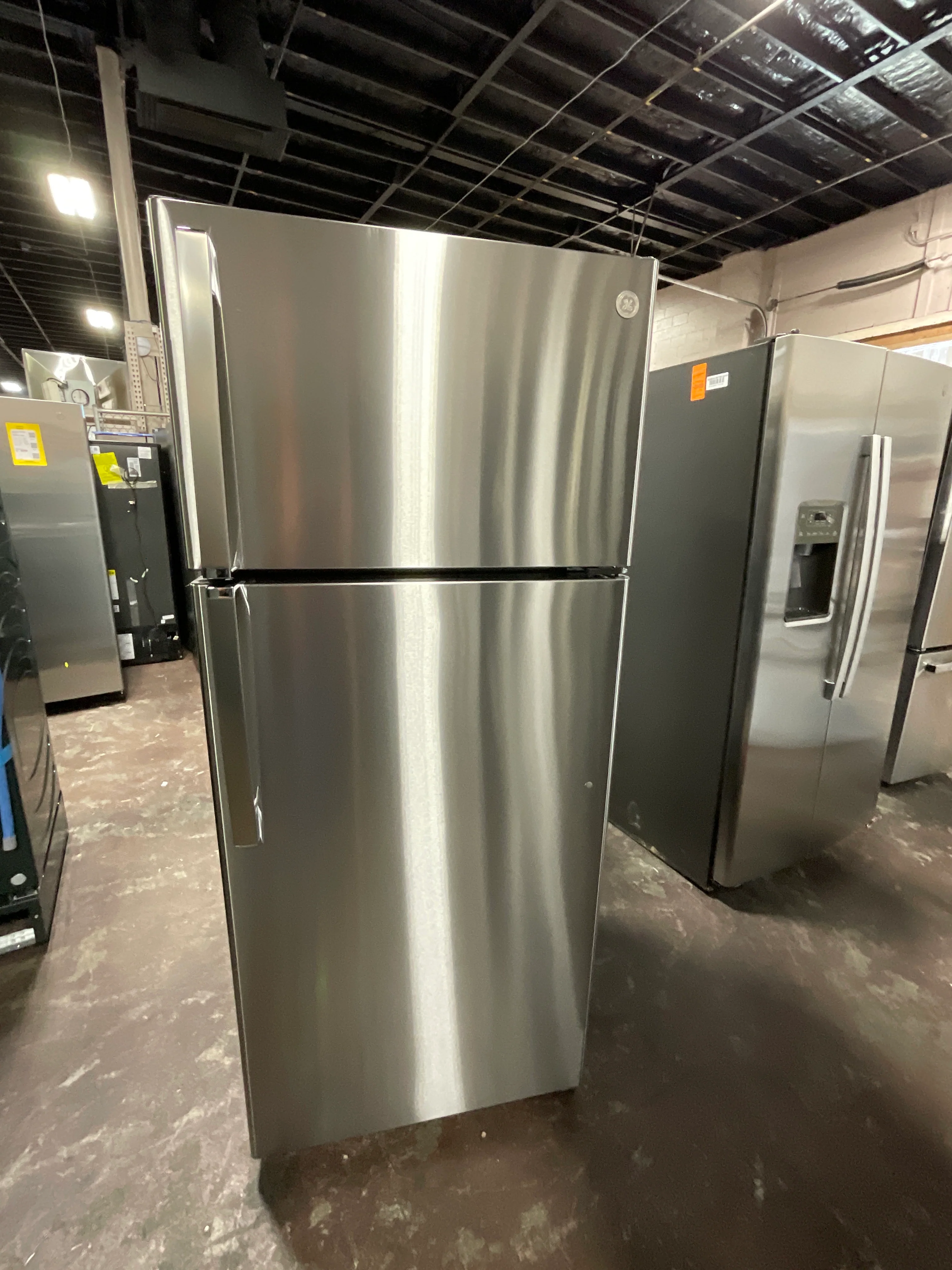 GE® 17.5 Cu. Ft. Top-Freezer Refrigerator - Image 7