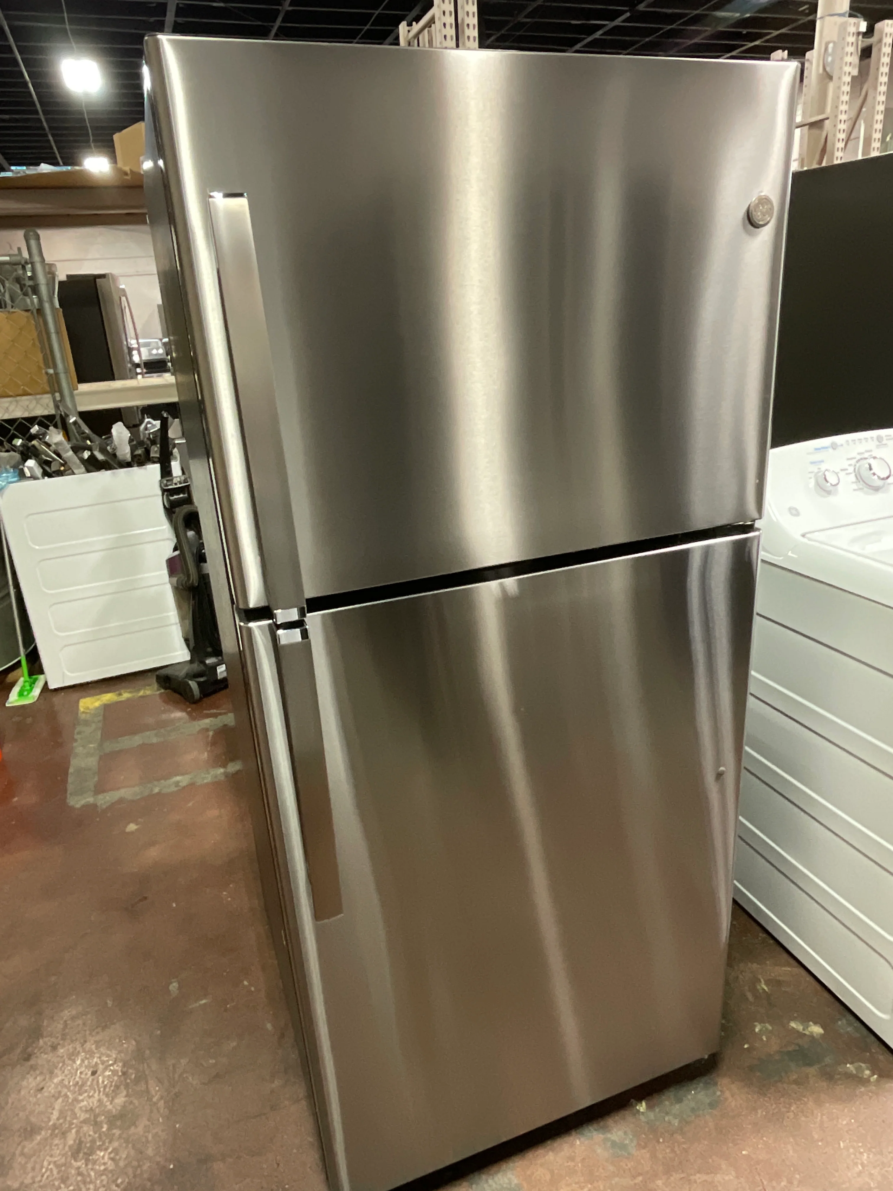 GE 19.2 Cu. Ft. Garage Ready Top-Freezer Refrigerator - Image 6