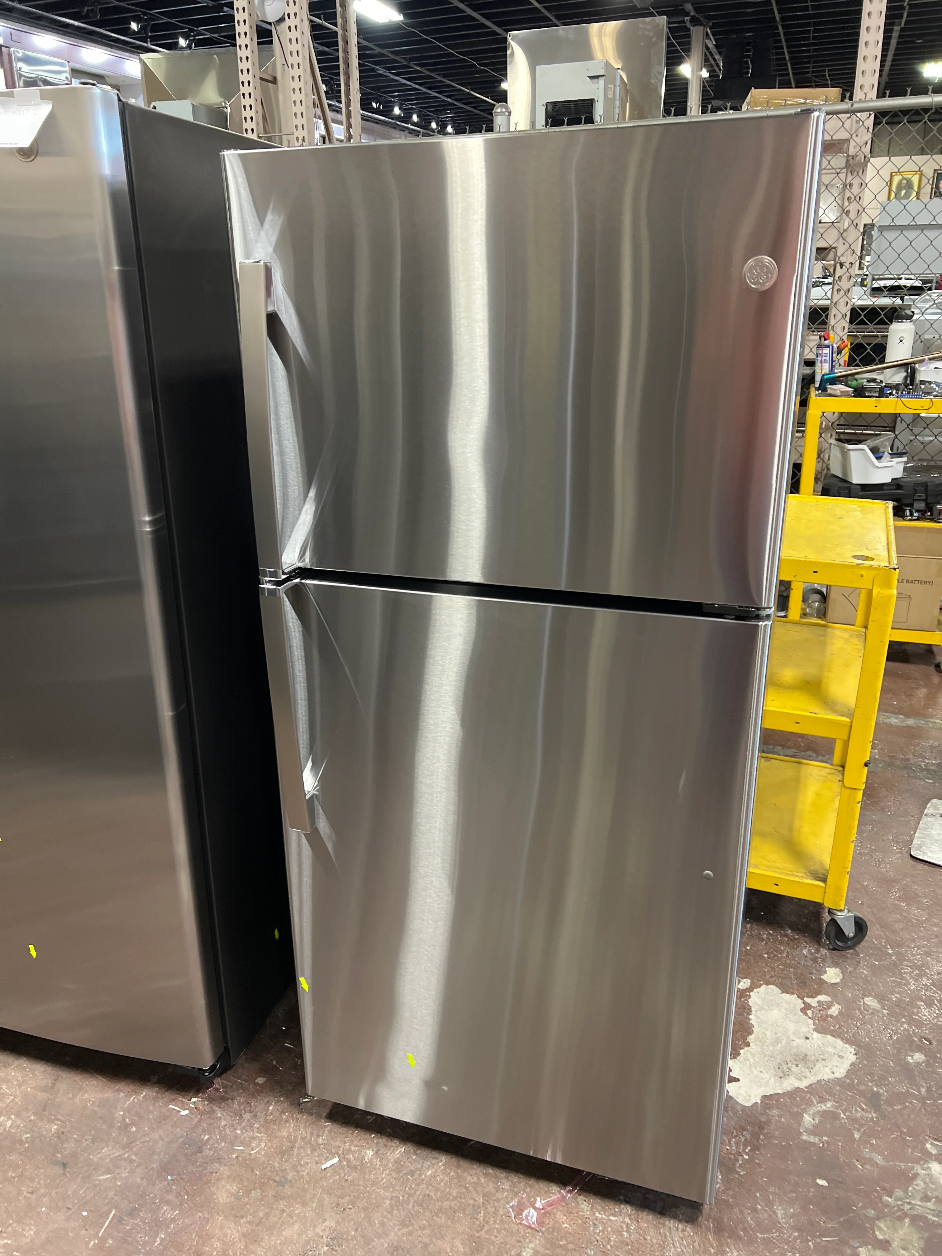 GE 19.2 Cu. Ft. Garage Ready Top-Freezer Refrigerator - Image 7