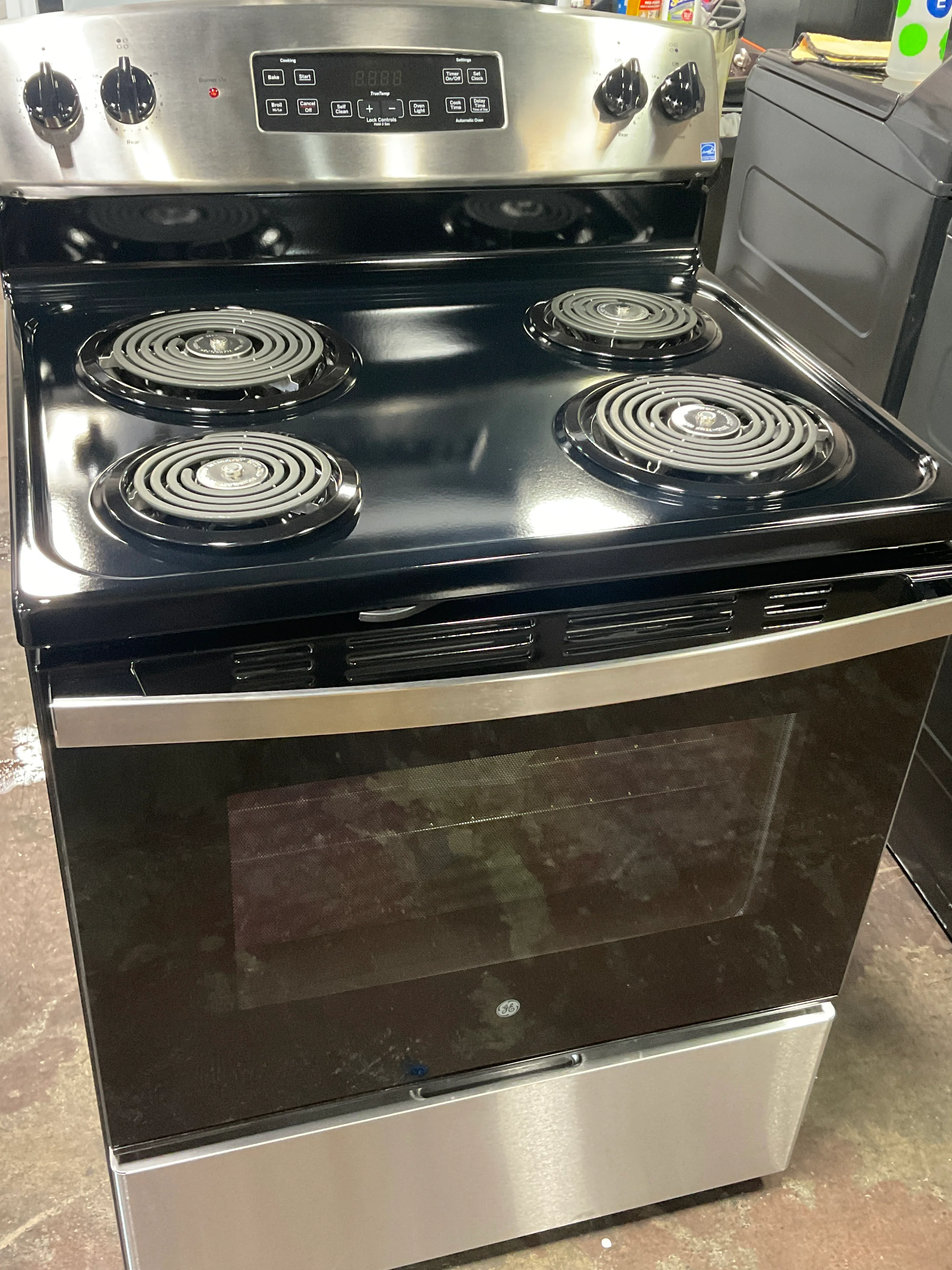 GE GE® ENERGY STAR® 30" Free-Standing Self-Clean Electric Range - Image 7