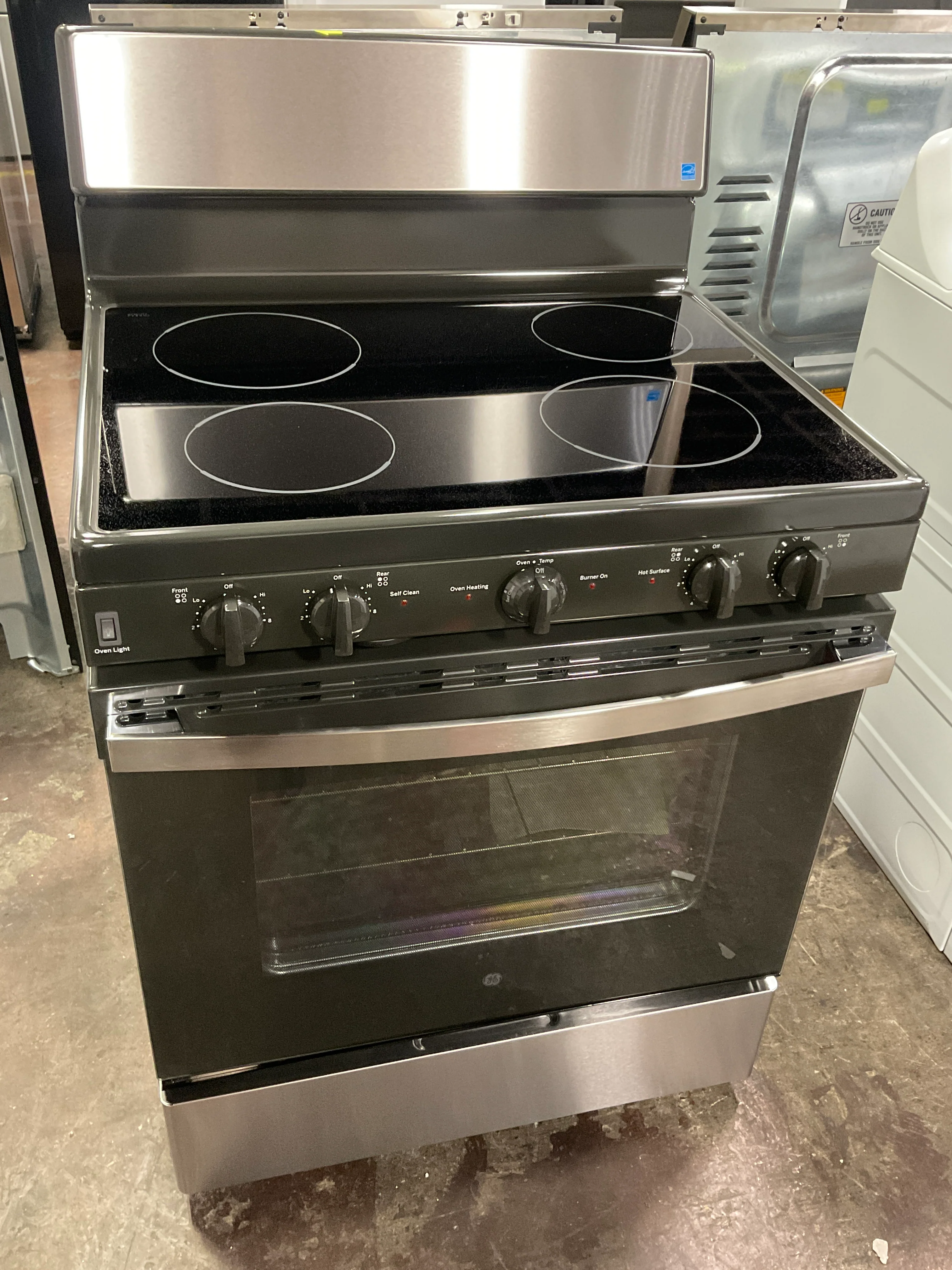 GE® ENERGY STAR® 30” Free-Standing Electric Radiant Smooth Cooktop Range - Image 6