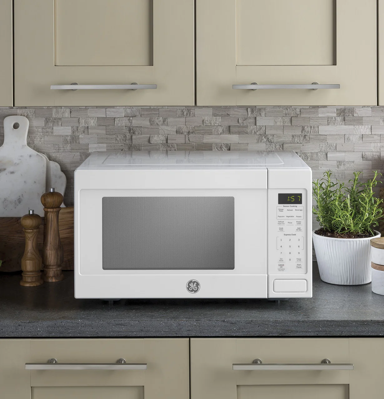 GE GE® 1.6 Cu. Ft. Countertop Microwave Oven - Image 4