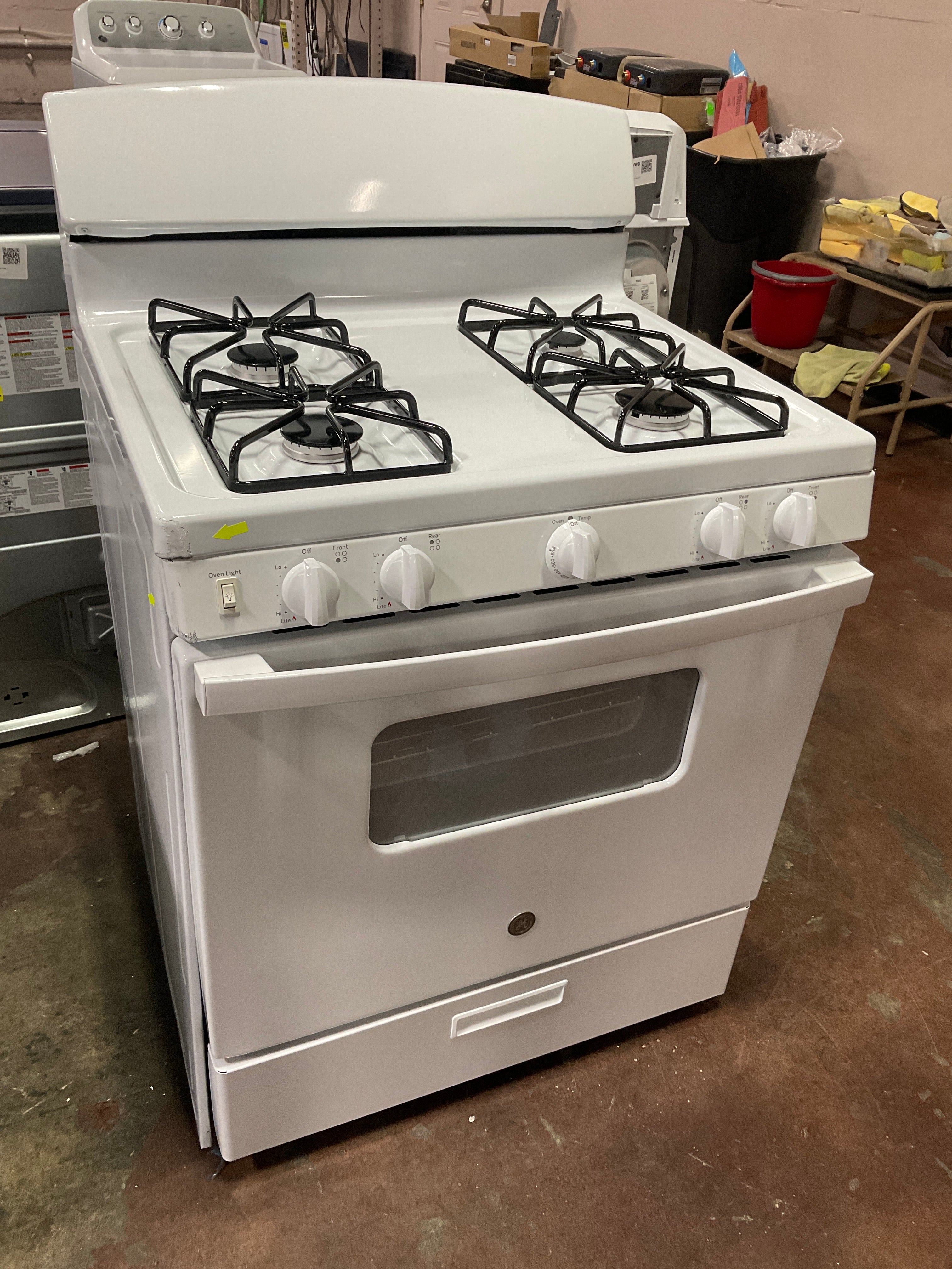 GE GE® 30" Free-Standing Front Control Gas Range - Image 6