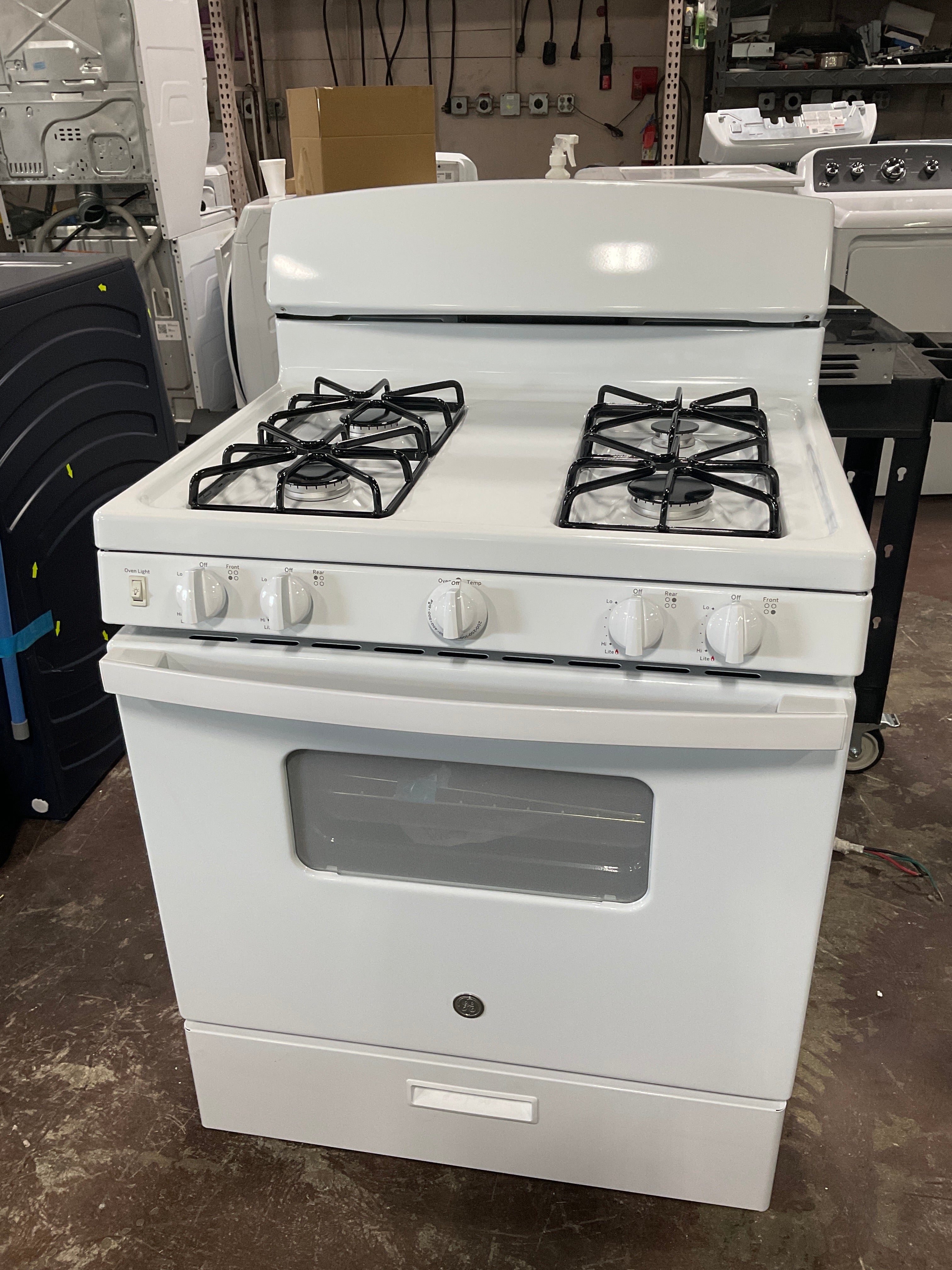GE GE® 30" Free-Standing Front Control Gas Range - Image 7