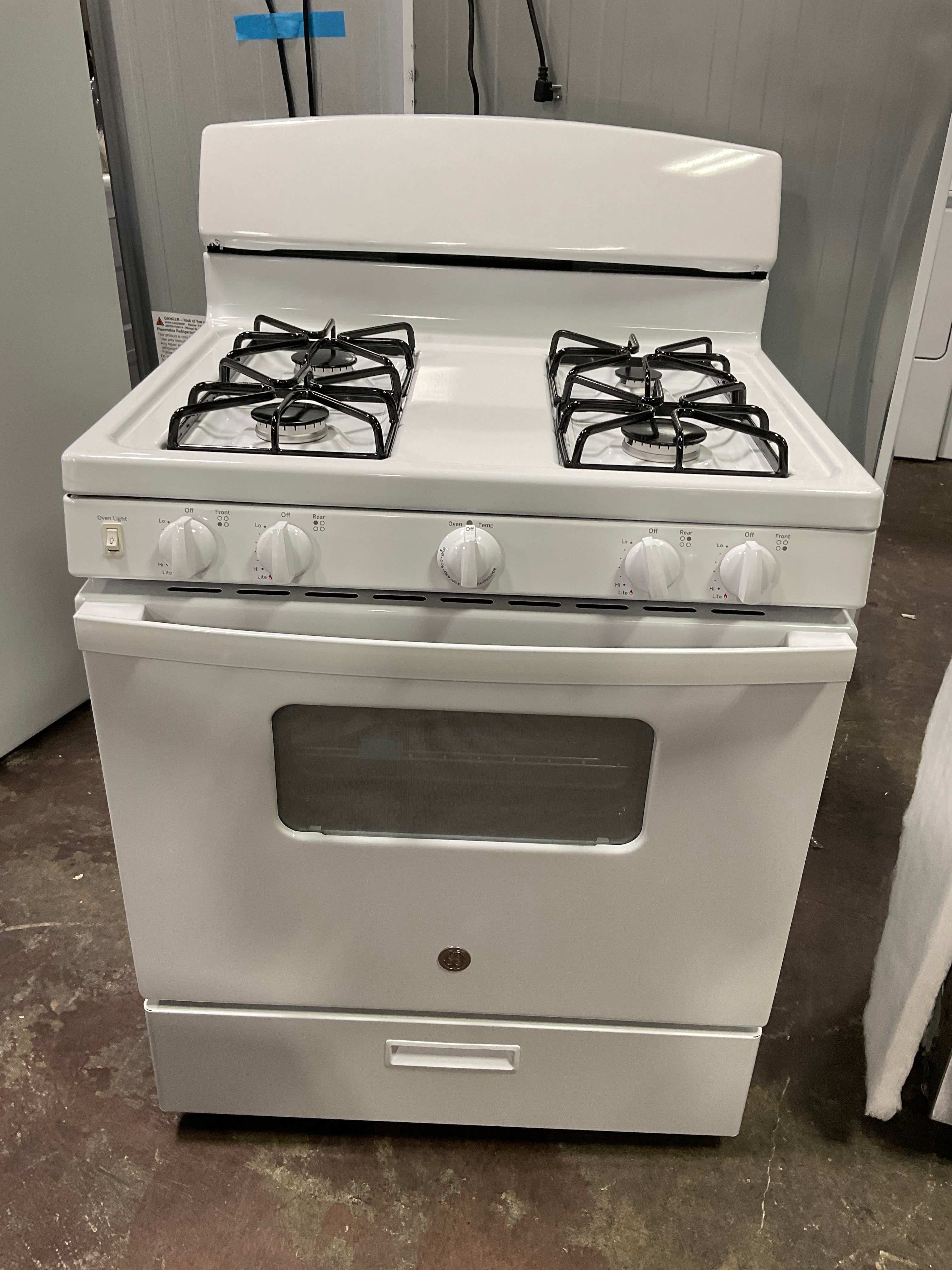 GE GE® 30" Free-Standing Front Control Gas Range - Image 8