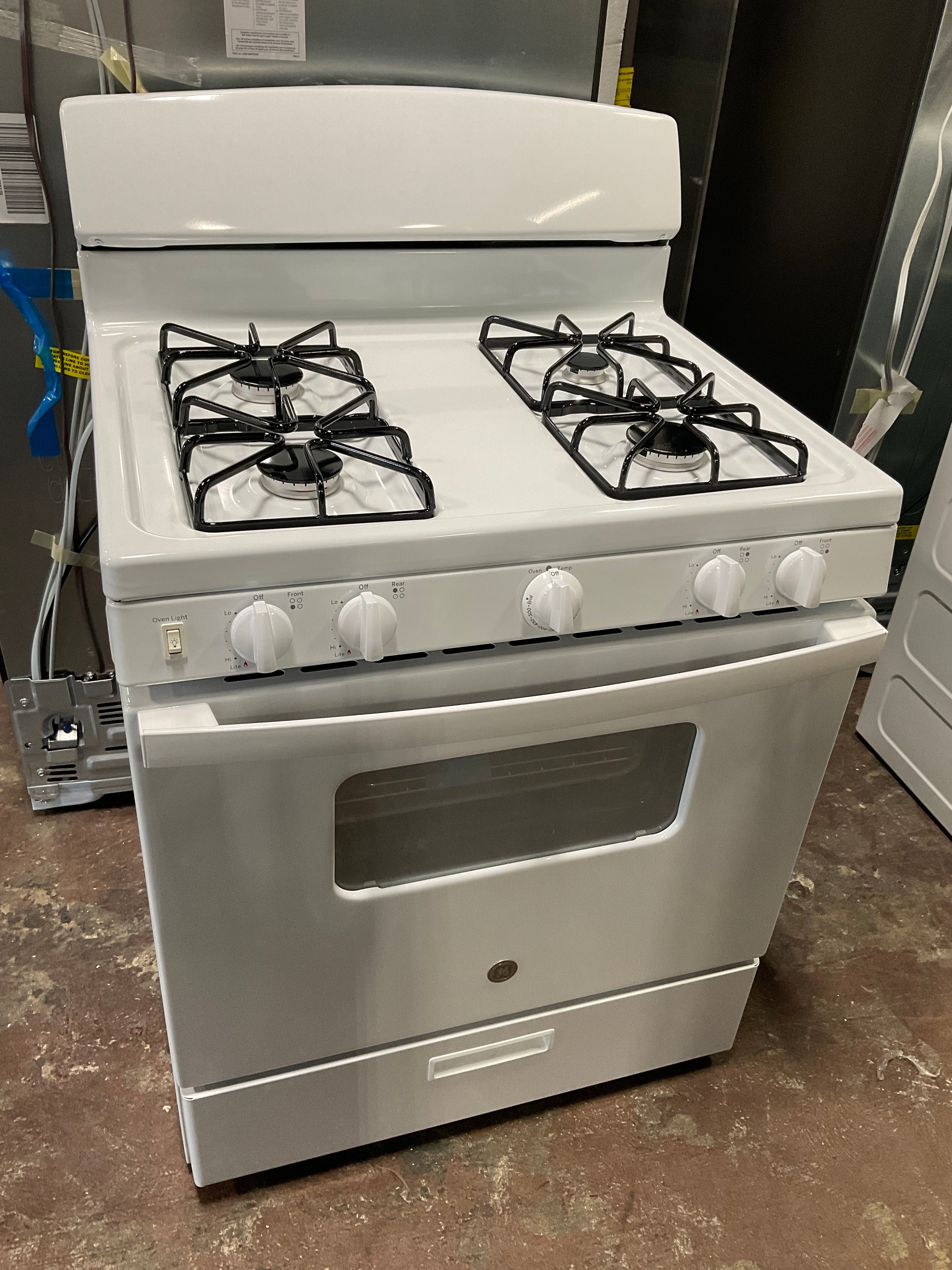 GE GE® 30" Free-Standing Front Control Gas Range - Image 9