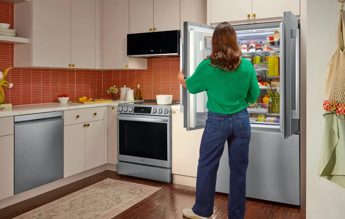 LG Counter-Depth MAX™ with Zero Clearance™ 3-Door French Door Refrigerator with Thin Door Design - Image 4