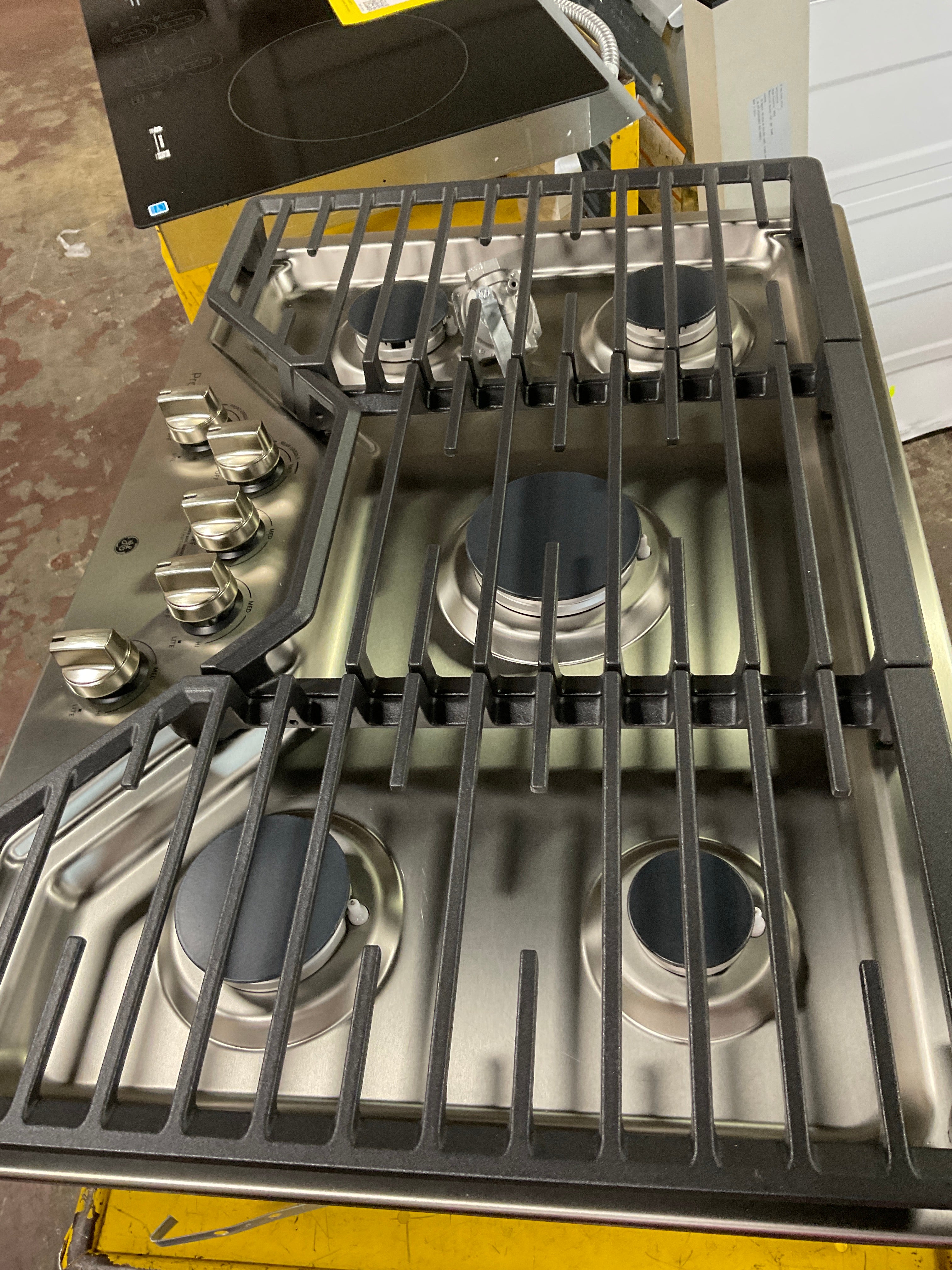 GE Profile™ 30" Built-In Gas Cooktop with 5 Burners - Image 6