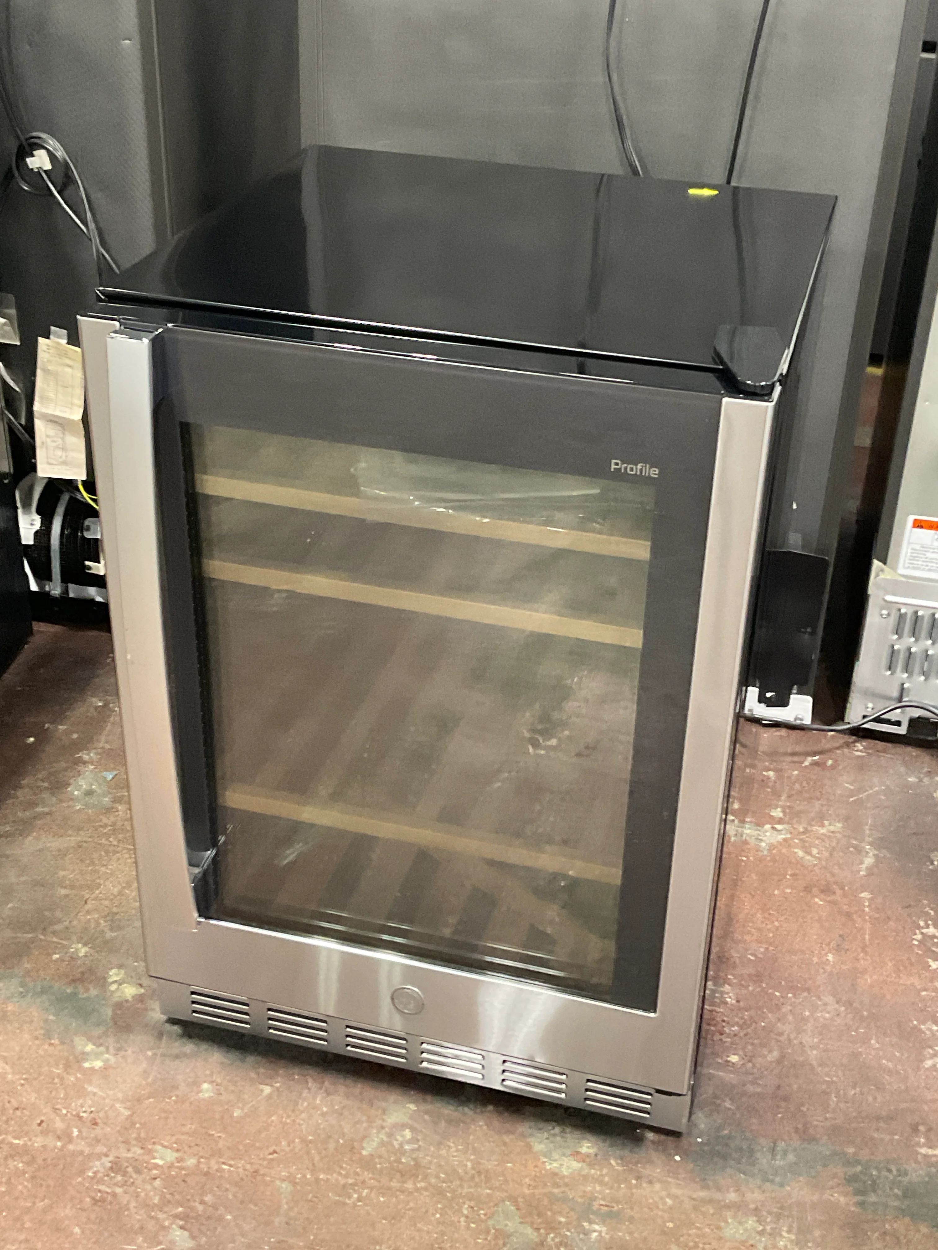 GE Profile™ 155-Can or 52-Bottle Beverage Center - Image 6