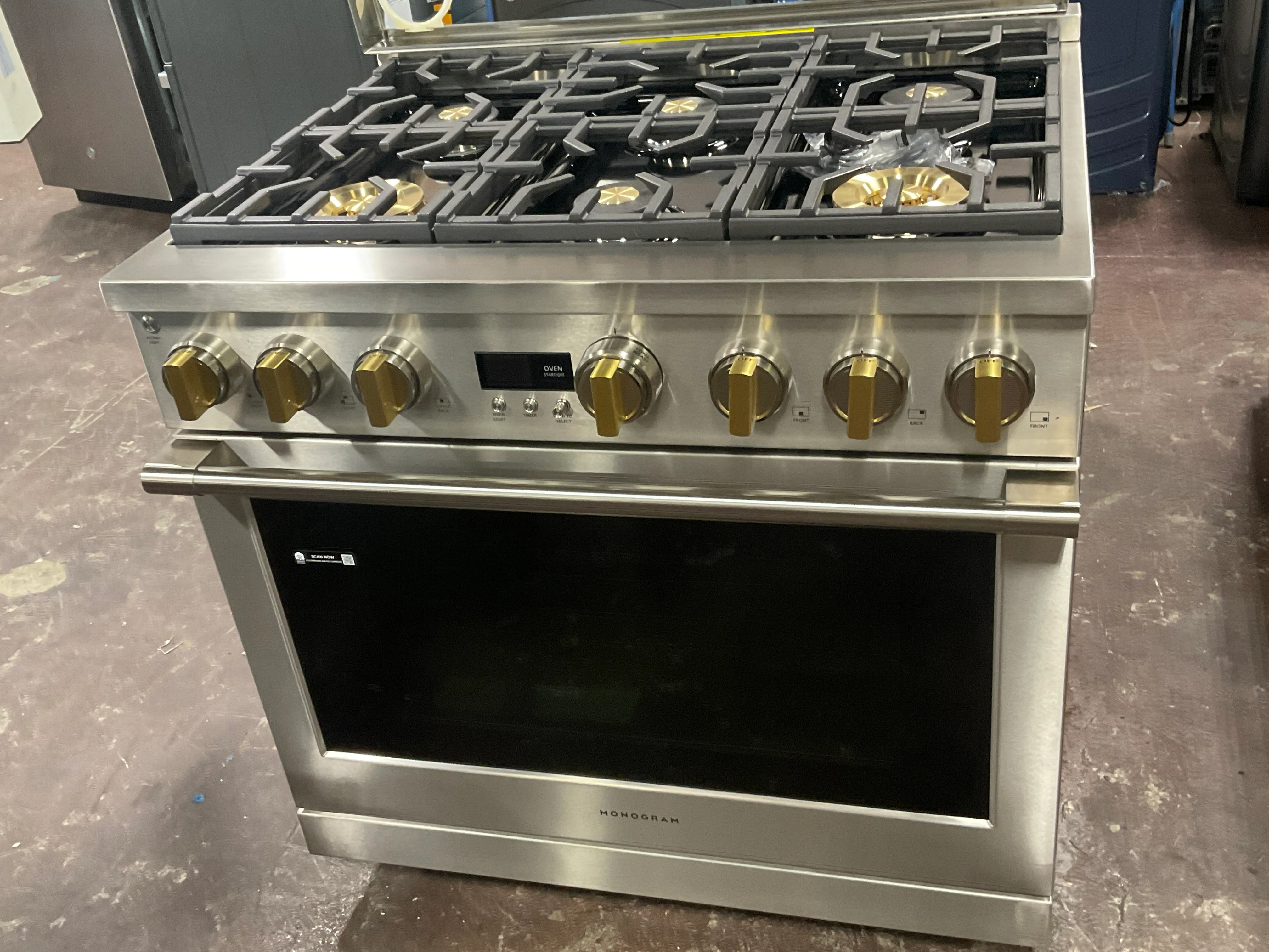 Monogram 36" All Gas Professional Range with 6 Burners - Image 4